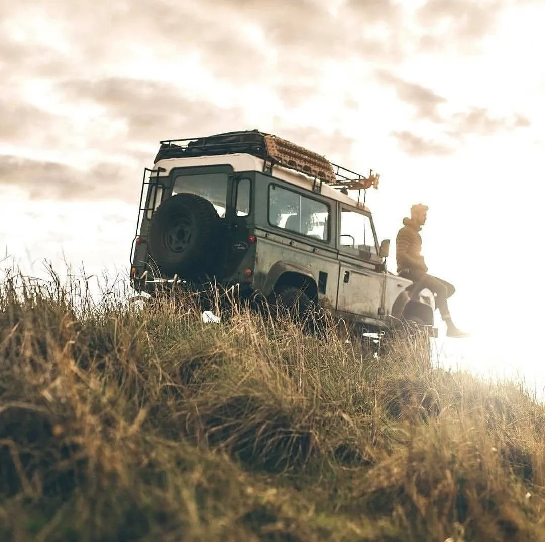 Внедорожник на фоне гор